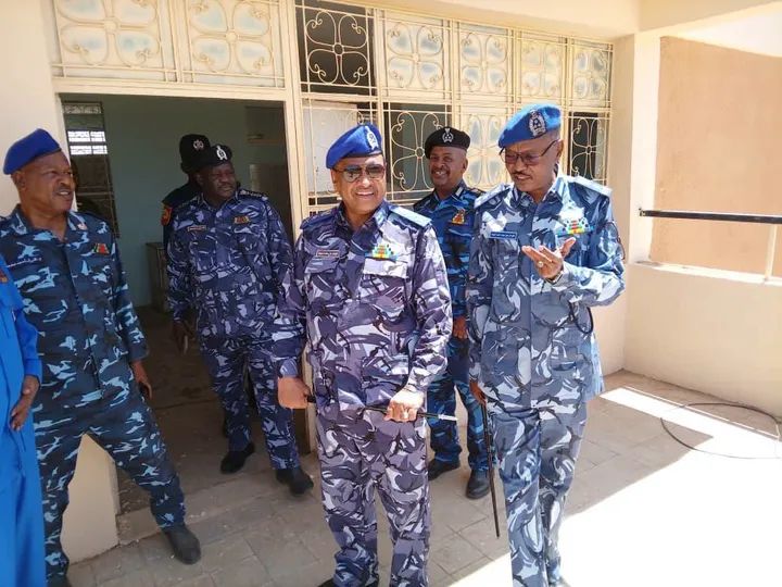 في تحرك يعكس مساعي إعادة تطبيع الحياة الخدمية بولاية الخرطوم، تفقد الفريق شرطة حقوقي/ الطاهر علي محمد البلولة، نائب المدير العام لقوات الشرطة المفتش العام، مجمع خدمات الجمهور بمدينة بحري، للوقوف على سير أعمال الصيانة وإعادة التأهيل الجارية بالموقع.