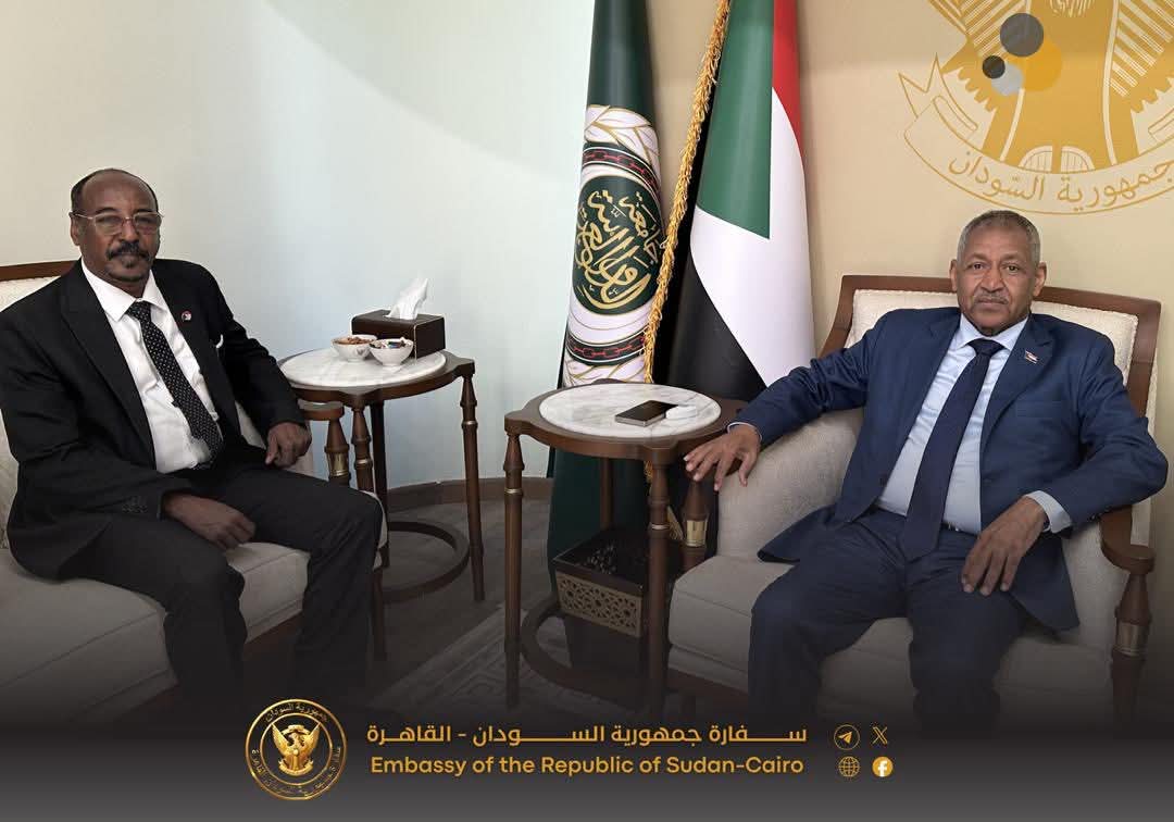 استقبل سفير جمهورية السودان لدى جمهورية مصر العربية والمندوب الدائم لدى جامعة الدول العربية، الفريق أول ركن مهندس/ عماد الدين مصطفى عدوي، بمكتبه  الأثنين ، نقيب المحامين السودانيين المكلف مولانا/ زين العابدين محمد حمد، وذلك بحضور عدد من مساعديه.