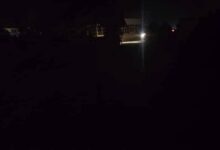 في حادثة صادمة تعكس التحديات التي تواجه القطاع الصحي، توفيت مريضة بولاية كسلا عقب خضوعها لعملية جراحية أُجريت في ظروف استثنائية، بعد انقطاع التيار الكهربائي وتعطل المولد الرئيسي بالمستشفى.