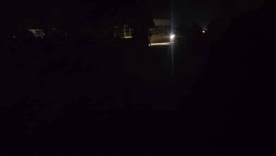 في حادثة صادمة تعكس التحديات التي تواجه القطاع الصحي، توفيت مريضة بولاية كسلا عقب خضوعها لعملية جراحية أُجريت في ظروف استثنائية، بعد انقطاع التيار الكهربائي وتعطل المولد الرئيسي بالمستشفى.