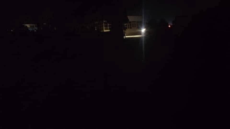 في حادثة صادمة تعكس التحديات التي تواجه القطاع الصحي، توفيت مريضة بولاية كسلا عقب خضوعها لعملية جراحية أُجريت في ظروف استثنائية، بعد انقطاع التيار الكهربائي وتعطل المولد الرئيسي بالمستشفى.