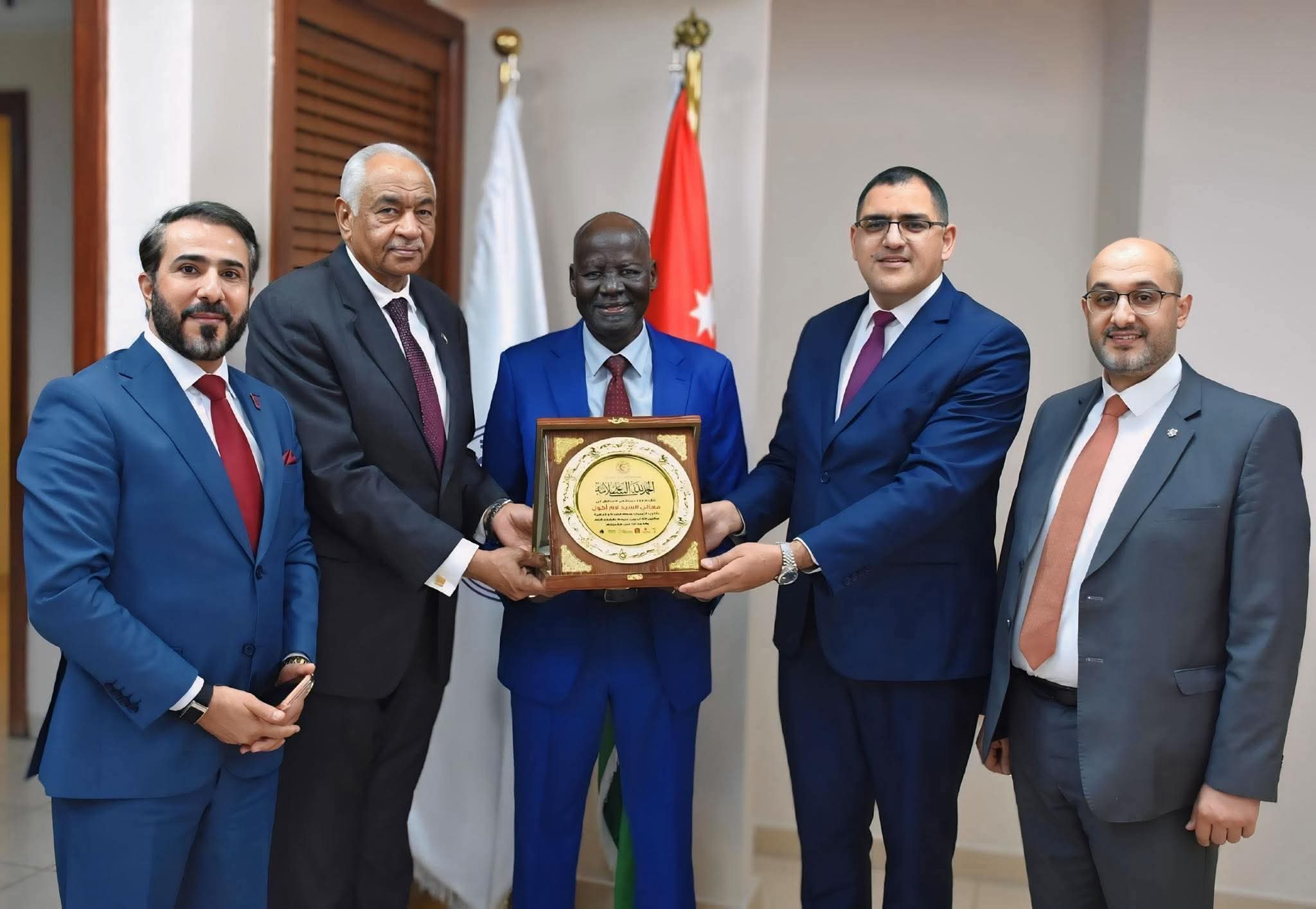 غادر رئيس الحركة الوطنية الديمقراطية، الدكتور لام أكول أجاوين، صباح الأحد، مستشفى الاستقلال في العاصمة الأردنية عمّان، عقب استكماله برنامج العلاج وتلقيه الرعاية الطبية اللازمة، وفق ما أفادت به الصفحة الرسمية للرئيس التنفيذي للمستشفى.