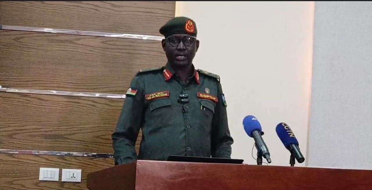 نفى الجيش الشعبي في جنوب السودان مزاعم استهداف أفراد من قومية النوير، بعد الأحداث الأخيرة في منطقة خور غلطان، مؤكداً أن المعلومات المتداولة على وسائل التواصل الاجتماعي “غير صحيحة ومضللة”.