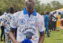 في زاوية هادئة من الحياة الجامعية، حيث تمرّ السنوات عادة بين محاضراتٍ وامتحاناتٍ وأحلامٍ مؤجلة، اختار الطالب لوكا ملو أبات أن يكتب قصته بطريقة مختلفة… لا بالحبر وحده، بل بفلسفةٍ كاملةٍ في إدارة الموارد.