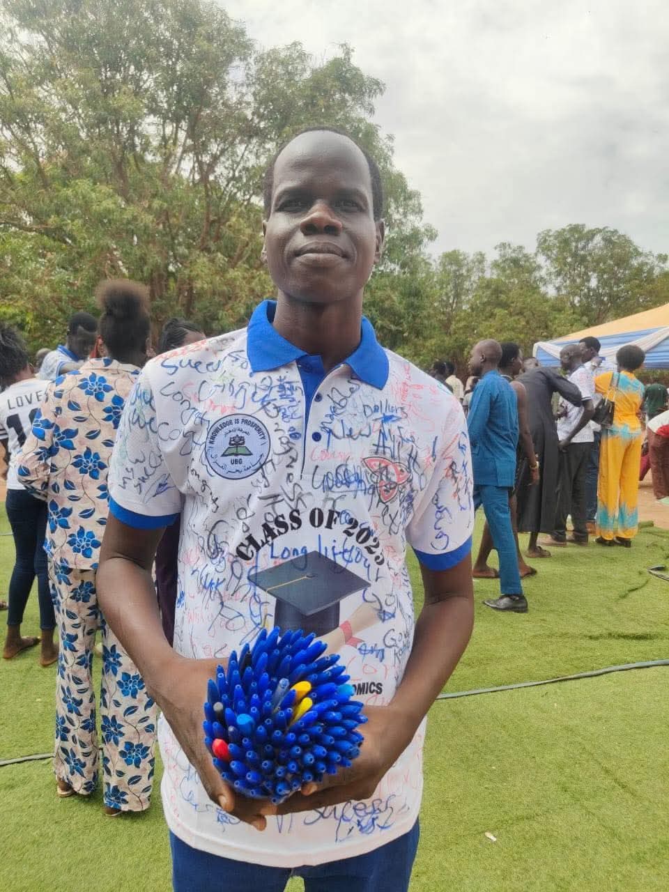 في زاوية هادئة من الحياة الجامعية، حيث تمرّ السنوات عادة بين محاضراتٍ وامتحاناتٍ وأحلامٍ مؤجلة، اختار الطالب لوكا ملو أبات أن يكتب قصته بطريقة مختلفة… لا بالحبر وحده، بل بفلسفةٍ كاملةٍ في إدارة الموارد.