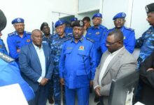 افتتحت سلطات ولاية الجزيرة، صباح الخميس، مصنع الجوازات والوثائق الثبوتية بمدينة مدني، في خطوة وُصفت بأنها نقلة نوعية لتسهيل استخراج الأوراق الثبوتية وتقليل مشقة التنقل على المواطنين، خاصة في ظل الظروف الاستثنائية التي فرضتها الحرب