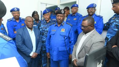 افتتحت سلطات ولاية الجزيرة، صباح الخميس، مصنع الجوازات والوثائق الثبوتية بمدينة مدني، في خطوة وُصفت بأنها نقلة نوعية لتسهيل استخراج الأوراق الثبوتية وتقليل مشقة التنقل على المواطنين، خاصة في ظل الظروف الاستثنائية التي فرضتها الحرب