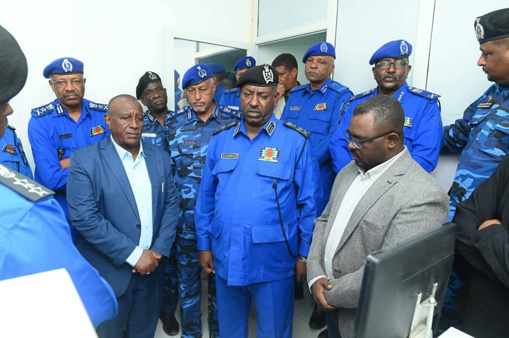 افتتحت سلطات ولاية الجزيرة، صباح الخميس، مصنع الجوازات والوثائق الثبوتية بمدينة مدني، في خطوة وُصفت بأنها نقلة نوعية لتسهيل استخراج الأوراق الثبوتية وتقليل مشقة التنقل على المواطنين، خاصة في ظل الظروف الاستثنائية التي فرضتها الحرب