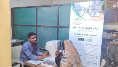 في مشهد إنساني يتجاوز حدود الإغاثة التقليدية، يواصل مركز فضل محمد خير لخدمة المجتمع تنفيذ مبادرته الطبية “حتى يبصر السودان وجه الأمل”، التي أعادت الأمل والبصر لآلاف المتضررين من الحرب في عدد من الولايات.