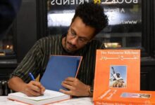 دخل الشيف السوداني البريطاني عمر التيجاني سباق الجوائز العالمية، بعد إدراجه ضمن القائمة المختصرة لإحدى أرفع الجوائز البريطانية في مجال الكتابة والإعلام الغذائي لعام 2026، في خطوة لافتة تعكس الحضور المتنامي للمطبخ الأفريقي على الساحة الدولية.