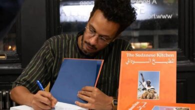دخل الشيف السوداني البريطاني عمر التيجاني سباق الجوائز العالمية، بعد إدراجه ضمن القائمة المختصرة لإحدى أرفع الجوائز البريطانية في مجال الكتابة والإعلام الغذائي لعام 2026، في خطوة لافتة تعكس الحضور المتنامي للمطبخ الأفريقي على الساحة الدولية.