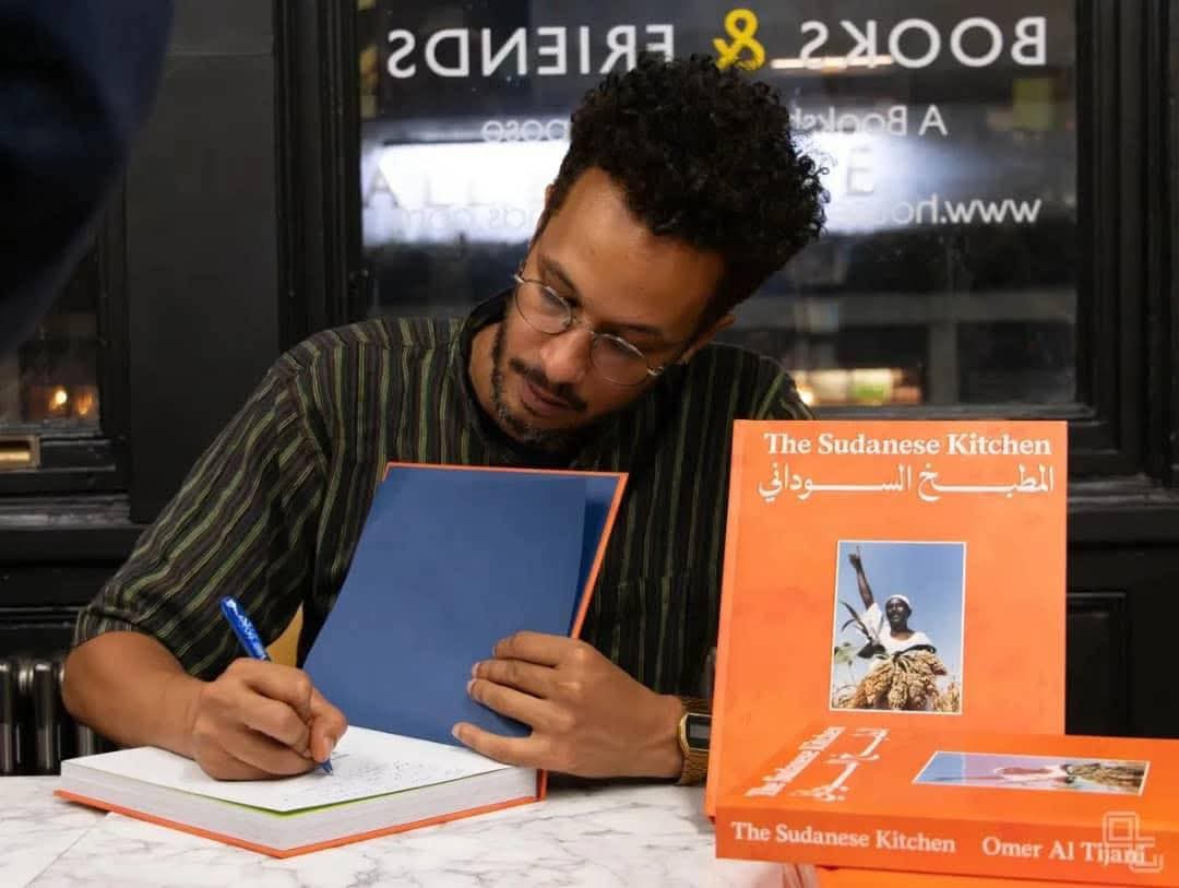 دخل الشيف السوداني البريطاني عمر التيجاني سباق الجوائز العالمية، بعد إدراجه ضمن القائمة المختصرة لإحدى أرفع الجوائز البريطانية في مجال الكتابة والإعلام الغذائي لعام 2026، في خطوة لافتة تعكس الحضور المتنامي للمطبخ الأفريقي على الساحة الدولية.