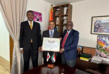 في إنجاز لافت يعكس حضور الكفاءات السودانية على الساحة العالمية، فاز المعماري السوداني الدكتور ياسين محمد إبراهيم إدريس بالجائزة الكبرى لجمعية المعماريين اليابانيين (AIJ) لعام 2026، تقديراً لإسهاماته في تصميم مبانٍ صديقة للبيئة وخالية من الكربون