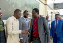 عاد القائد مني أركو مناوي، حاكم إقليم دارفور ورئيس حركة جيش تحرير السودان، إلى مدينة بورتسودان اليوم السبت، عقب جولة أوروبية شملت سويسرا وفرنسا وألمانيا، برفقة عدد من مساعديه، استعرض خلالها نتائج لقاءاته مع مسؤولين أمميين وأوروبيين.