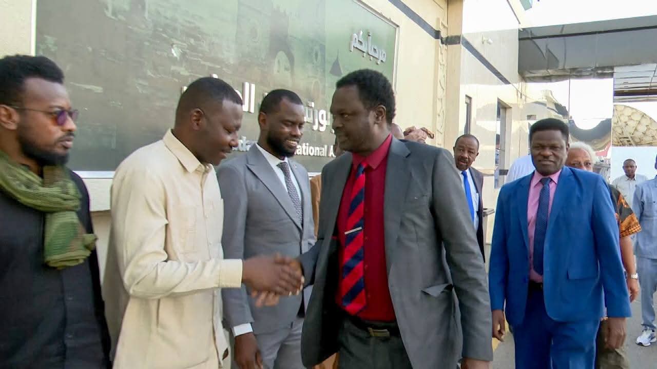 عاد القائد مني أركو مناوي، حاكم إقليم دارفور ورئيس حركة جيش تحرير السودان، إلى مدينة بورتسودان اليوم السبت، عقب جولة أوروبية شملت سويسرا وفرنسا وألمانيا، برفقة عدد من مساعديه، استعرض خلالها نتائج لقاءاته مع مسؤولين أمميين وأوروبيين.