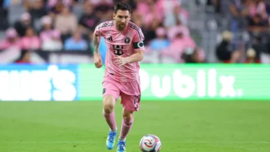 شهد ملعب إنتر ميامي الجديد «نو ستاديوم»، الذي يتسع لـ26 ألف متفرج، ليلة افتتاحية مثيرة السبت، حيث بصم النجم الأرجنتيني ليونيل ميسي على أول أهدافه في المعلب، لتتعادل المباراة في نهاية المطاف مع ضيفه أوستن إف سي 2-2 ضمن منافسات الدوري الأميركي للمحترفين لكرة القدم (MLS).