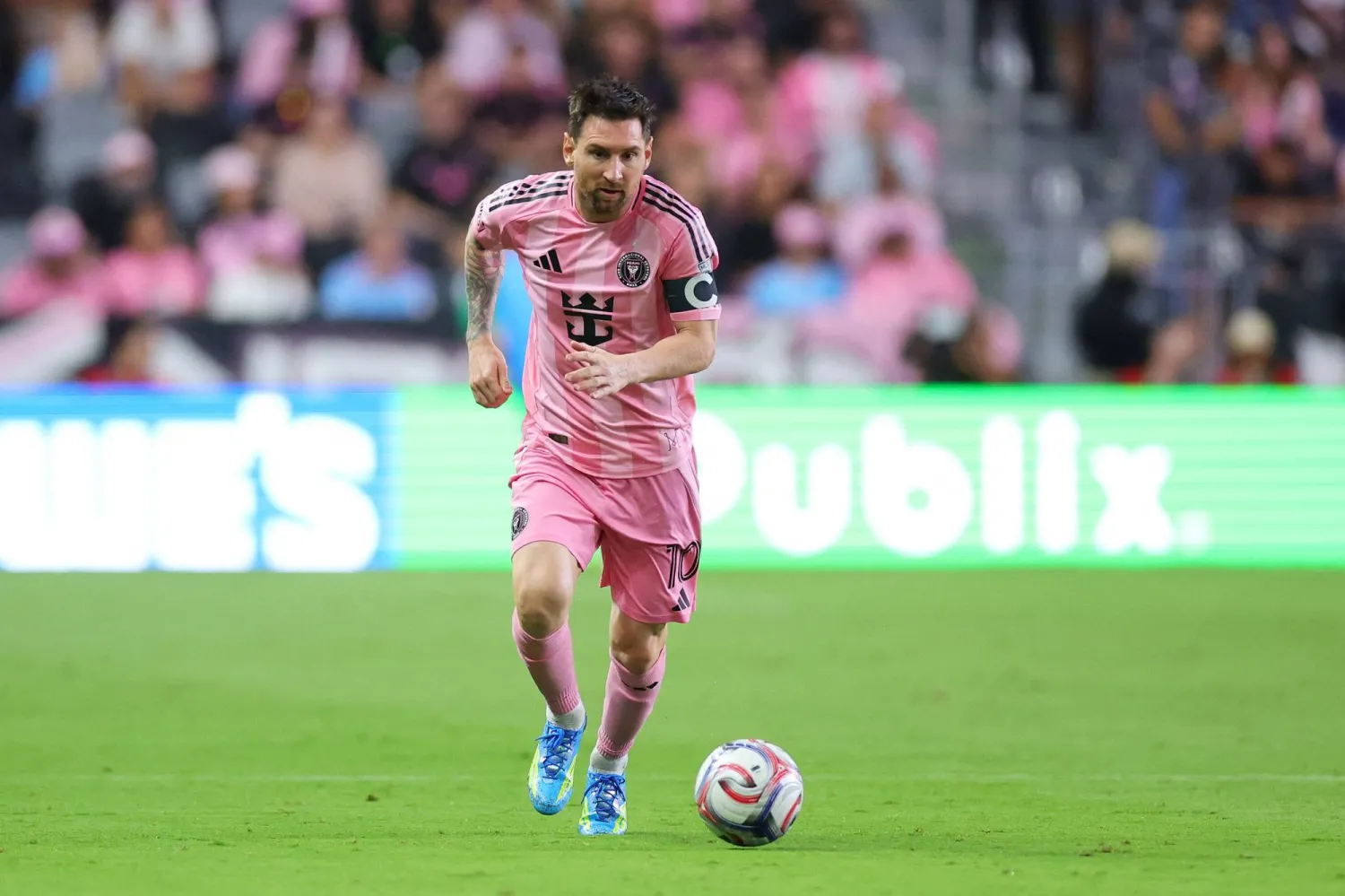 شهد ملعب إنتر ميامي الجديد «نو ستاديوم»، الذي يتسع لـ26 ألف متفرج، ليلة افتتاحية مثيرة السبت، حيث بصم النجم الأرجنتيني ليونيل ميسي على أول أهدافه في المعلب، لتتعادل المباراة في نهاية المطاف مع ضيفه أوستن إف سي 2-2 ضمن منافسات الدوري الأميركي للمحترفين لكرة القدم (MLS).