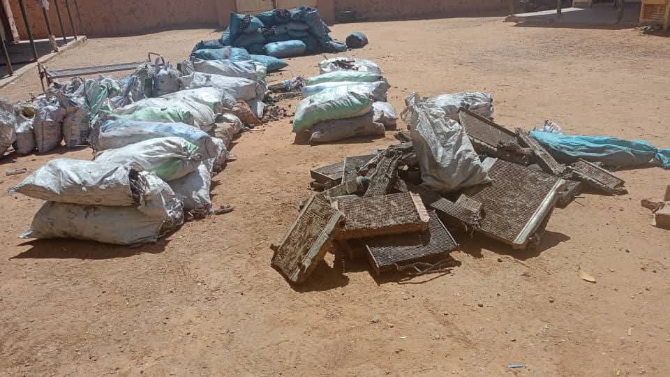 أعلنت شرطة ولاية نهر النيل، السبت، ضبط 53 جوالًا من النحاس كانت مخبأة بإحكام أسفل شحنة فحم على متن عربة “دفار” بمدينة شندي، في عملية أمنية وصفتها بأنها إنجاز نوعي، أسفرت كذلك عن توقيف عدد من المتهمين، بينهم نظاميان.