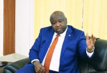 التقى وزير المعادن، نور الدائم طه، في مكتبه بعدد من الصحفيين ورؤساء تحرير الصحف، في حوار وُصف بالمثمر والبنّاء، بمشاركة مدير عام هيئة الأبحاث الجيولوجية أحمد هارون التوم، والمدير العام للشركة السودانية للموارد المعدنية محمد طاهر عمر