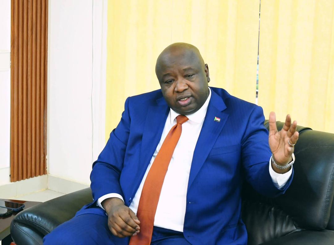 التقى وزير المعادن، نور الدائم طه، في مكتبه بعدد من الصحفيين ورؤساء تحرير الصحف، في حوار وُصف بالمثمر والبنّاء، بمشاركة مدير عام هيئة الأبحاث الجيولوجية أحمد هارون التوم، والمدير العام للشركة السودانية للموارد المعدنية محمد طاهر عمر