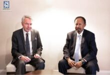 بحث رئيس الوزراء السوداني السابق ورئيس التحالف المدني الديمقراطي لقوى الثورة (صمود)، عبدالله حمدوك، الثلاثاء، مع المبعوث الشخصي للأمين العام للأمم المتحدة إلى السودان، بيكا هافيستو، تطورات الحرب في السودان والجهود الإقليمية والدولية الرامية إلى وقفها.