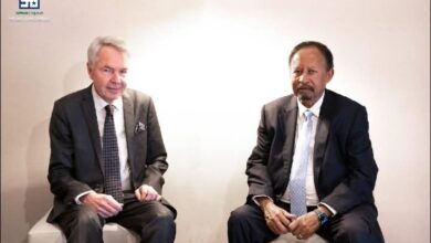 بحث رئيس الوزراء السوداني السابق ورئيس التحالف المدني الديمقراطي لقوى الثورة (صمود)، عبدالله حمدوك، الثلاثاء، مع المبعوث الشخصي للأمين العام للأمم المتحدة إلى السودان، بيكا هافيستو، تطورات الحرب في السودان والجهود الإقليمية والدولية الرامية إلى وقفها.