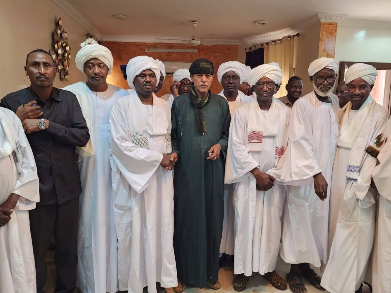 زار وفد من مجلس شورى وتنسيقية قبيلة البني هلبة، برئاسة المهندس محمد عيسى عبد الرحمن، الشيخ موسى هلال رئيس مجلس الصحوة الثوري السوداني لتقديم واجب العزاء في شهداء معركة الكرامة، مؤكدين دعمهم الكامل للقوات المسلحة السودانية حتى تحرير البلاد من المليشيات.