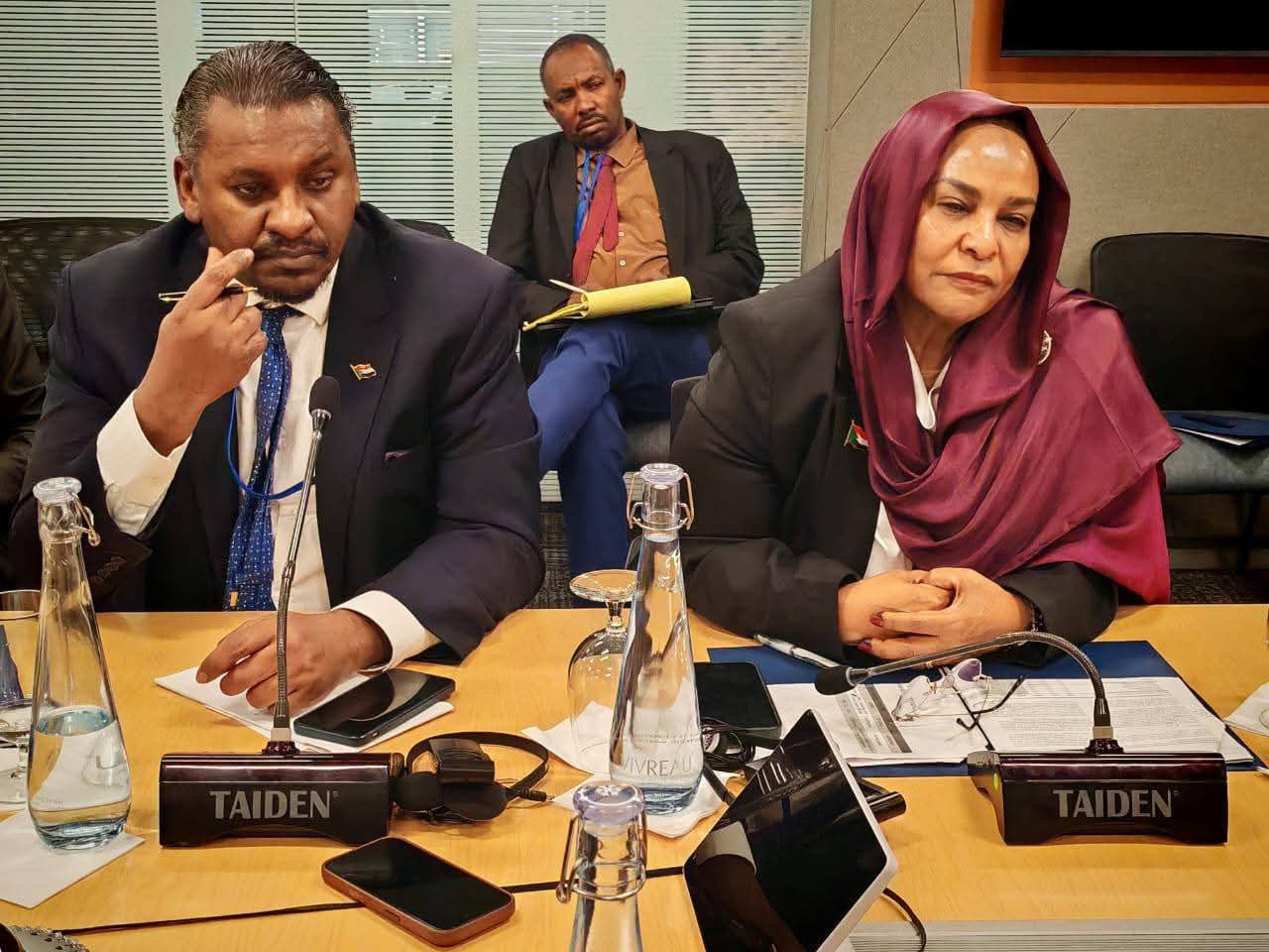 عقد وفد وزارة المالية السودانية، برئاسة وزير الدولة محمد نور عبد الدائم وبمشاركة محافظ البنك  المركزي آمنة ميرغني، اجتماعاً مع خبراء البنك الدولي المعنيين بالقطاع المالي وتنمية القطاع الخاص، على هامش اجتماعات الربيع للبنك الدولي وصندوق النقد الدولي في واشنطن.