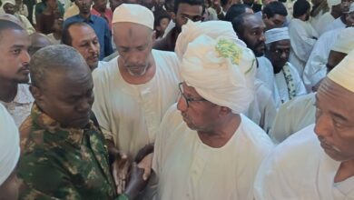 شيّعت جموع غفيرة، اليوم الإثنين، جثمان العارف بالله الشيخ الطيب الجد، خليفة الشيخ العبيد ود بدر، إلى مثواه الأخير بمقابر أم ضواًبان بمحلية شرق النيل، في مشهد مهيب تقدّمه والي ولاية الخرطوم أحمد عثمان حمزة، وسط حضور رسمي وشعبي واسع