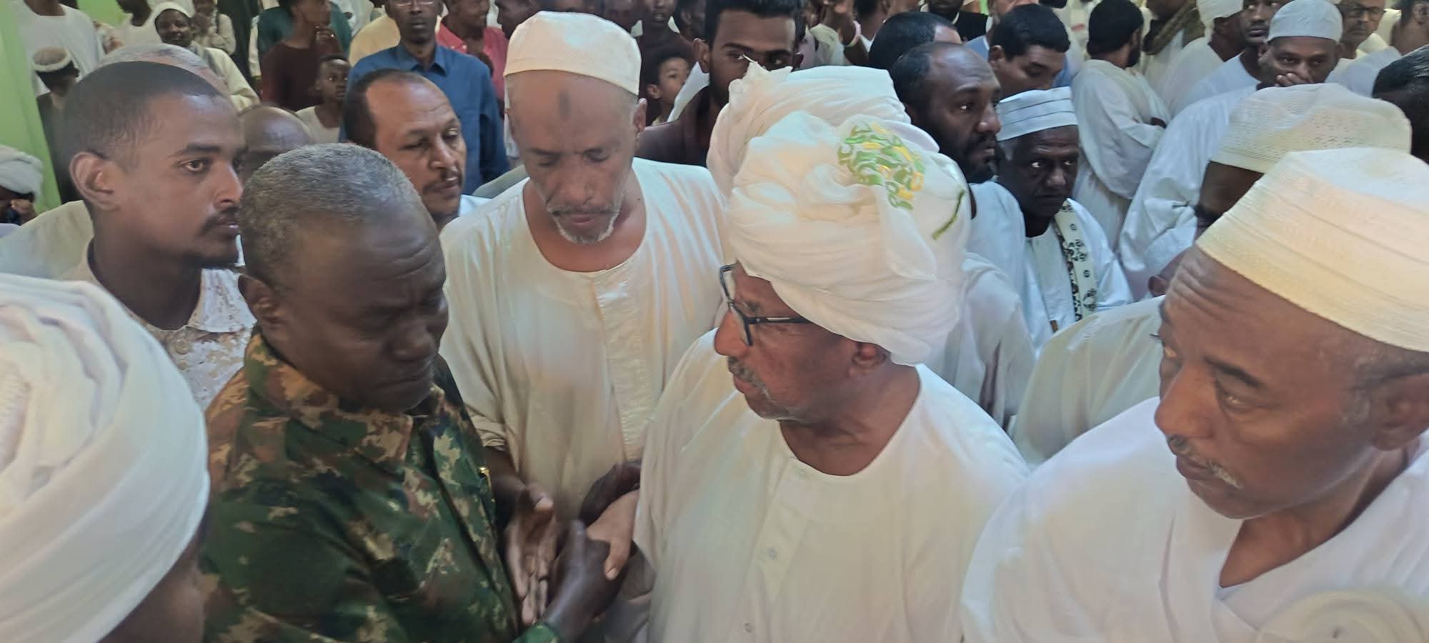 شيّعت جموع غفيرة، اليوم الإثنين، جثمان العارف بالله الشيخ الطيب الجد، خليفة الشيخ العبيد ود بدر، إلى مثواه الأخير بمقابر أم ضواًبان بمحلية شرق النيل، في مشهد مهيب تقدّمه والي ولاية الخرطوم أحمد عثمان حمزة، وسط حضور رسمي وشعبي واسع