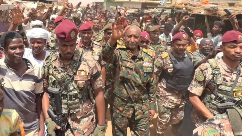 لقطة من قلب السوق.. البرهان بين الناس بلا حواجز لقطة من قلب السوق.. البرهان بين الناس بلا حواجز