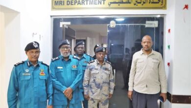 تفقد مدير الإدارة العامة للتوجيه والخدمات بقوات الجمارك، العميد شرطة حقوقي بروفسور محمد نصر عبد الله، عدداً من المرافق والمنشآت الخدمية، برفقة مدراء الدوائر ورئيس وأعضاء لجنتي السكن والصيانة، للوقوف ميدانياً على مستوى الخدمات وتقييم الأوضاع التشغيلية والفنية، وبحث احتياجات التأهيل والصيانة بما يعزز بيئة العمل ويرفع مستوى الخدمات المقدمة لمنسوبي الجمارك. وشملت الجولة مجمع عبدون الطبي، حيث وقف الوفد على أقسام المجمع المختلفة، وعقد اجتماعاً مع الطاقم الإداري والطبي، استعرض خلاله العميد مح
