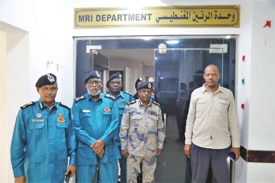 تفقد مدير الإدارة العامة للتوجيه والخدمات بقوات الجمارك، العميد شرطة حقوقي بروفسور محمد نصر عبد الله، عدداً من المرافق والمنشآت الخدمية، برفقة مدراء الدوائر ورئيس وأعضاء لجنتي السكن والصيانة، للوقوف ميدانياً على مستوى الخدمات وتقييم الأوضاع التشغيلية والفنية، وبحث احتياجات التأهيل والصيانة بما يعزز بيئة العمل ويرفع مستوى الخدمات المقدمة لمنسوبي الجمارك. وشملت الجولة مجمع عبدون الطبي، حيث وقف الوفد على أقسام المجمع المختلفة، وعقد اجتماعاً مع الطاقم الإداري والطبي، استعرض خلاله العميد مح