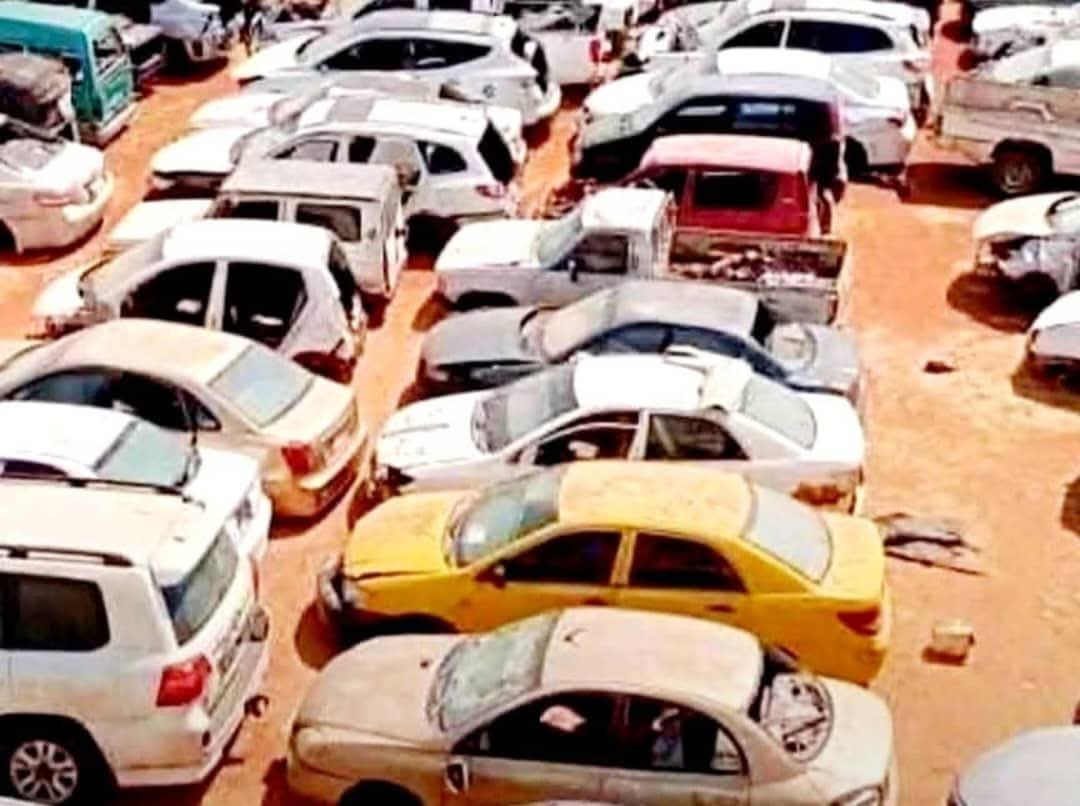 أعلنت اللجنة العليا لمخلفات الحرب بولاية الخرطوم، برئاسة والي الولاية، عن مهلة نهائية لا تتجاوز شهرًا واحدًا فقط لأصحاب المركبات والآليات المهملة، لمراجعة اللجنة واستلام ممتلكاتهم، محذرة من أن أي مركبة لا يتم استلامها خلال هذه الفترة ستخضع لإجراءات قانونية قد تنتهي ببيعها أو إعادة تدويرها.