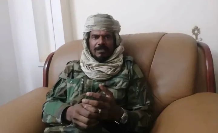 فجّر القائد المنشق عن الدعم السريع علي رزق الله الشهير بـ"السافنا" سلسلة اتهامات خطيرة ضد قيادة المليشيا، كاشفاً عن تفاصيل وصفها بـ”الخطيرة والمصيرية” حول الأوضاع داخل مليشيا الدعم السريع، مؤكداً أن انشقاقه يمثل ضربة مباشرة لأسرة آل دقلو بعد خروج ما قال إنه “الثقل الحقيقي” للمقاتلين.