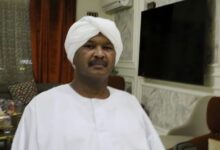   دعا الأمين العام لقوى الحراك الوطني، علي عمر الشريف الهندي، قوى “صمود” إلى العودة إلى البلاد والانخراط في حوار سوداني ـ سوداني من الداخل، مؤكداً أن المرحلة الراهنة تتطلب توافقاً وطنياً واسعاً والابتعاد عن الخلافات الحزبية الضيقة.