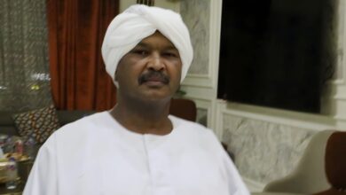   دعا الأمين العام لقوى الحراك الوطني، علي عمر الشريف الهندي، قوى “صمود” إلى العودة إلى البلاد والانخراط في حوار سوداني ـ سوداني من الداخل، مؤكداً أن المرحلة الراهنة تتطلب توافقاً وطنياً واسعاً والابتعاد عن الخلافات الحزبية الضيقة.