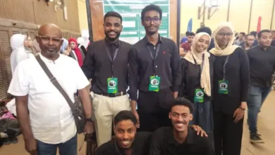 حقق ستة طلاب سودانيين بكلية الهندسة في جامعة القاهرة المركز الأول في النسخة الخامسة عشرة من مسابقة البحث العلمي، بعد تقديم مشروع تقني متخصص في مجالات الاستدامة والتصميم الصناعي الذكي. وضم الفريق الطلاب: جمال وائل من قسم الإنتاج والتصميم الميكانيكي، أحمد عادل من قسم الهندسة الحيوية والطبية