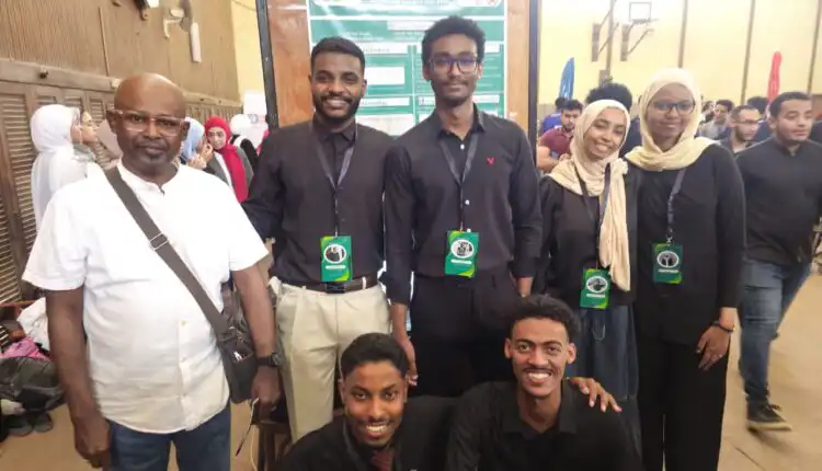 حقق ستة طلاب سودانيين بكلية الهندسة في جامعة القاهرة المركز الأول في النسخة الخامسة عشرة من مسابقة البحث العلمي، بعد تقديم مشروع تقني متخصص في مجالات الاستدامة والتصميم الصناعي الذكي. وضم الفريق الطلاب: جمال وائل من قسم الإنتاج والتصميم الميكانيكي، أحمد عادل من قسم الهندسة الحيوية والطبية