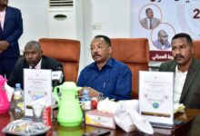 وجّه المدير العام للشركة السودانية للموارد المعدنية المحدودة،  محمد طاهر عمر، بضرورة رفع كفاءة الأداء وتعظيم الإنتاج في أسواق التعدين بالولاية الشمالية، مع التشديد على الالتزام بالاشتراطات البيئية والفنية، وذلك خلال اجتماع موسّع عقده مع مديري ومشرفي الأسواق بالولاية.