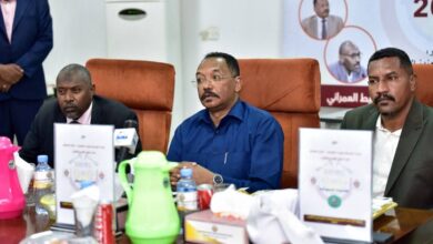 وجّه المدير العام للشركة السودانية للموارد المعدنية المحدودة،  محمد طاهر عمر، بضرورة رفع كفاءة الأداء وتعظيم الإنتاج في أسواق التعدين بالولاية الشمالية، مع التشديد على الالتزام بالاشتراطات البيئية والفنية، وذلك خلال اجتماع موسّع عقده مع مديري ومشرفي الأسواق بالولاية.