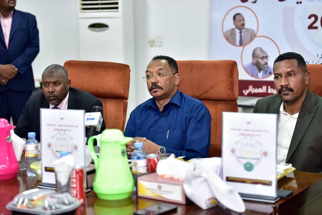 وجّه المدير العام للشركة السودانية للموارد المعدنية المحدودة،  محمد طاهر عمر، بضرورة رفع كفاءة الأداء وتعظيم الإنتاج في أسواق التعدين بالولاية الشمالية، مع التشديد على الالتزام بالاشتراطات البيئية والفنية، وذلك خلال اجتماع موسّع عقده مع مديري ومشرفي الأسواق بالولاية.