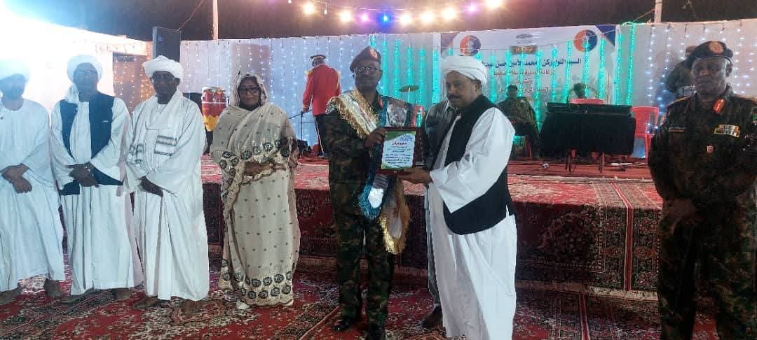 شهدت مدينة عطبرة بولاية نهر النيل، الجمعة، حفل وداع رسمي وشعبي حاشد للواء ركن محمد الأمين حسن عبدالوهاب خيري، القائد السابق لسلاح المدفعية ومدير فرع الإمداد بهيئة الأركان، وسط إشادة واسعة بدوره العسكري وإسهاماته الخدمية في الولاية