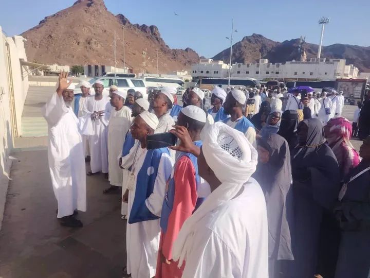 وسط أجواء روحانية مفعمة بالإيمان والطمأنينة، بدأ حجاج ولاية النيل الأبيض زياراتهم للمعالم الدينية والتاريخية في المدينة المنورة، ضمن برنامج البعثة الإرشادية لموسم حج 1447 هجرية.