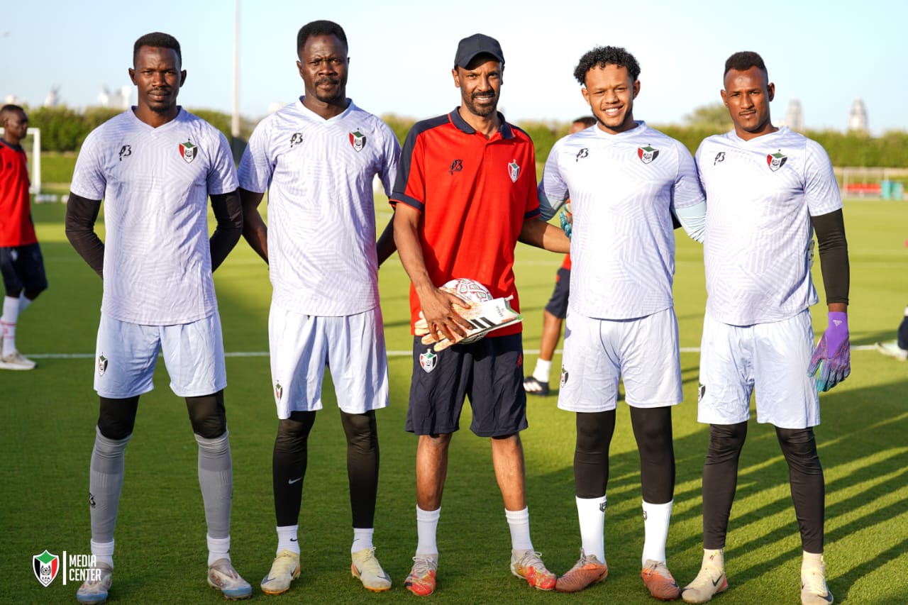وصلت بعثة المنتخب السوداني الأول لكرة القدم إلى العاصمة القطرية الدوحة فجر الاثنين، لإقامة معسكر تحضيري يمتد حتى الأول من يونيو المقبل، يتخلله عدد من المباريات الودية أبرزها مواجهة المنتخب القطري، ضمن استعدادات الطرفين للاستحقاقات المقبلة