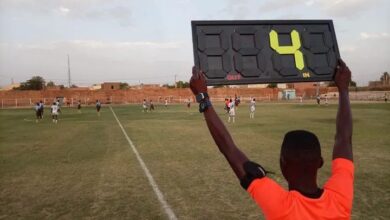 في مشهد وُصف بأنه يعكس بداية تعافي الحياة المدنية والرياضية، انطلقت من دار الرياضة بأم درمان الأربعاء فعاليات الدوري التأهيلي المؤهل إلى الدوري السوداني الممتاز   بعد توقف استمر لنحو ثلاث سنوات.