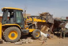 نفذت السلطات بولاية الخرطوم، الخميس، حملة واسعة لإزالة الارتدادات والتعديات العشوائية بمحلية بحري، في خطوة وصفت بأنها ضمن جهود فرض هيبة الدولة وتنظيم الشوارع العامة.
