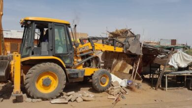 نفذت السلطات بولاية الخرطوم، الخميس، حملة واسعة لإزالة الارتدادات والتعديات العشوائية بمحلية بحري، في خطوة وصفت بأنها ضمن جهود فرض هيبة الدولة وتنظيم الشوارع العامة.