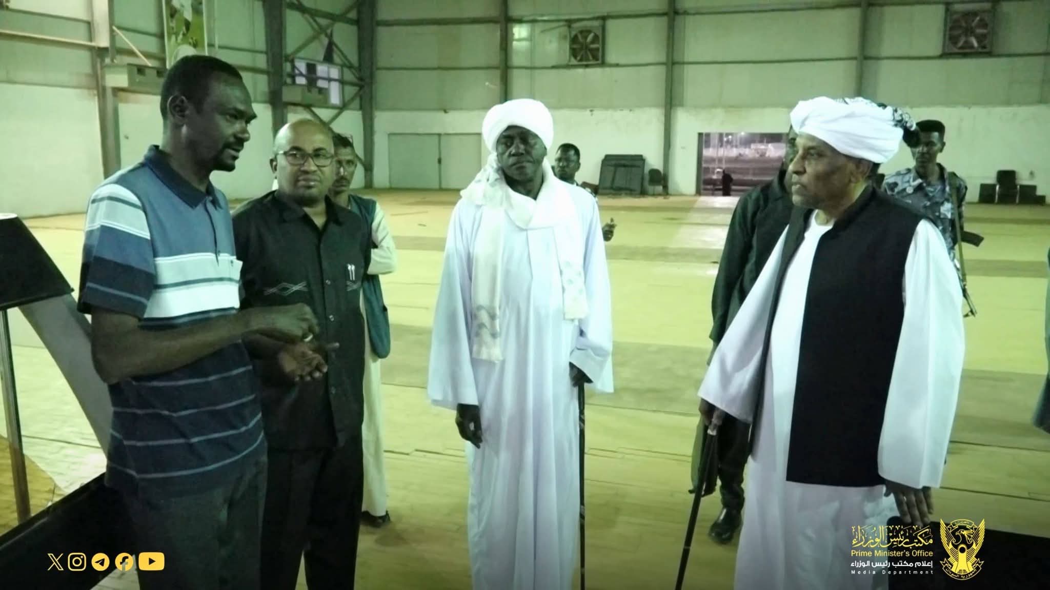 من قلب الساحة الخضراء، وفي مشهد يعكس محاولة استعادة الحياة العامة في العاصمة، جدّد رئيس الوزراء بروفيسور كامل إدريس دعوته للسودانيين في دول المهجر للعودة الطوعية، مؤكداً أن الخرطوم “آمنة ومستقرة”