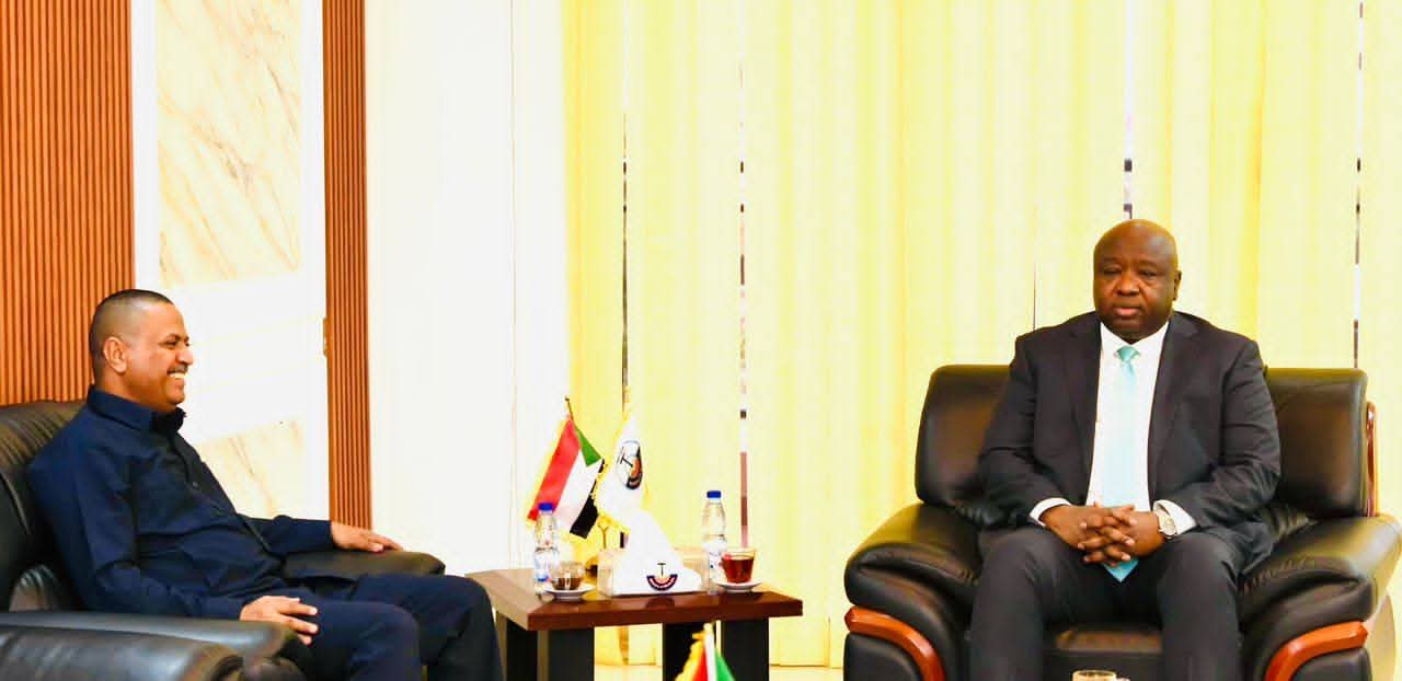 استقبل وزير المعادن السوداني، نور الدائم طه، بمكتبه يوم الأربعاء مستشار رئيس مجلس الوزراء مصلح نصار، حيث ناقش الجانبان عددًا من القضايا المتعلقة بقطاع التعدين